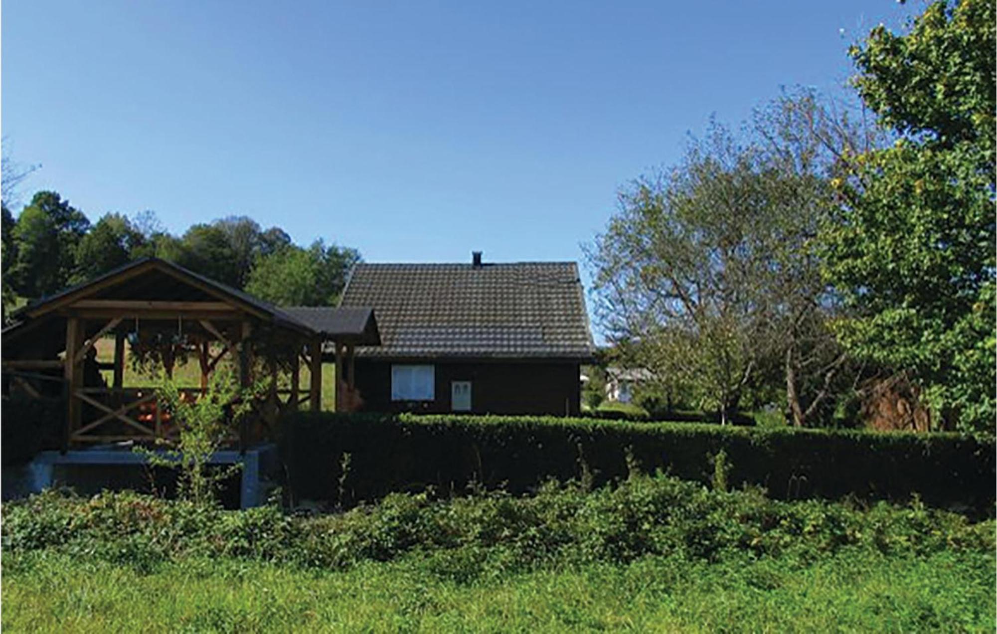 2 Bedroom Cozy Home In Bosiljevo Bagian luar foto