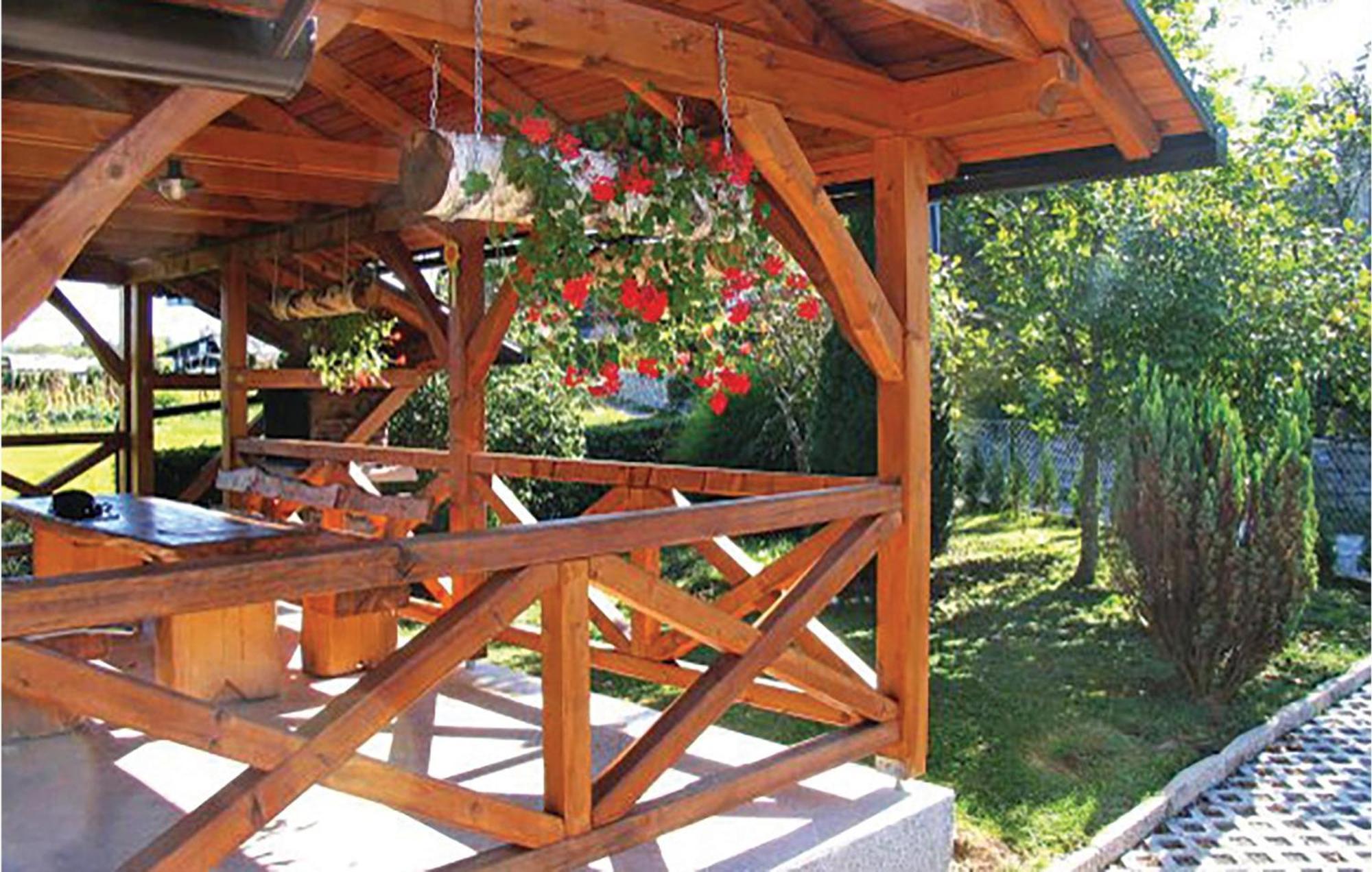 2 Bedroom Cozy Home In Bosiljevo Bagian luar foto