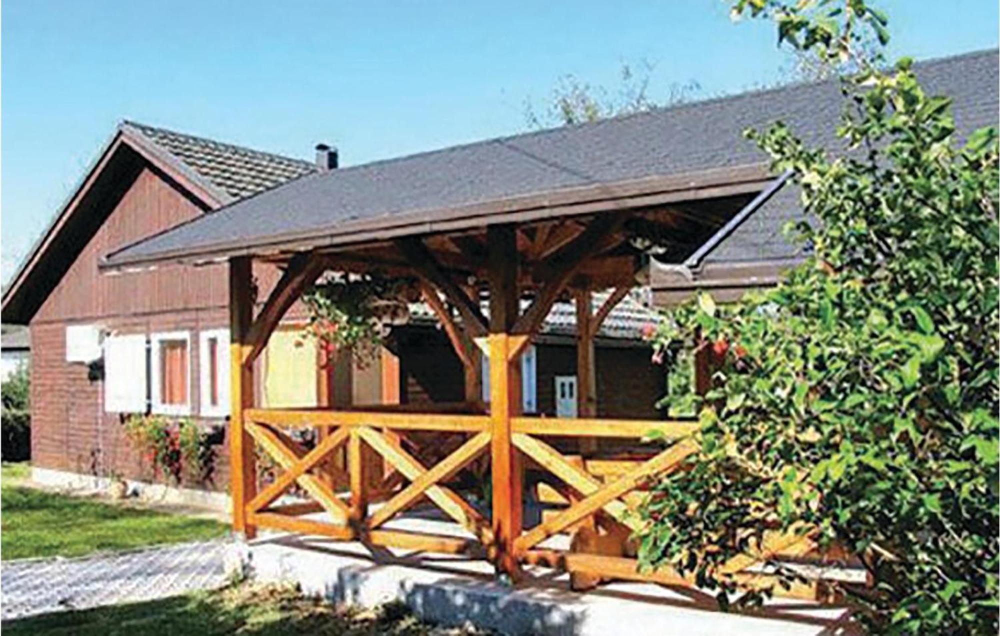 2 Bedroom Cozy Home In Bosiljevo Bagian luar foto