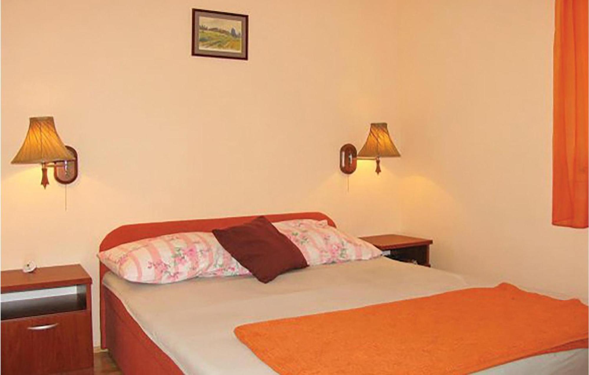 2 Bedroom Cozy Home In Bosiljevo Bagian luar foto