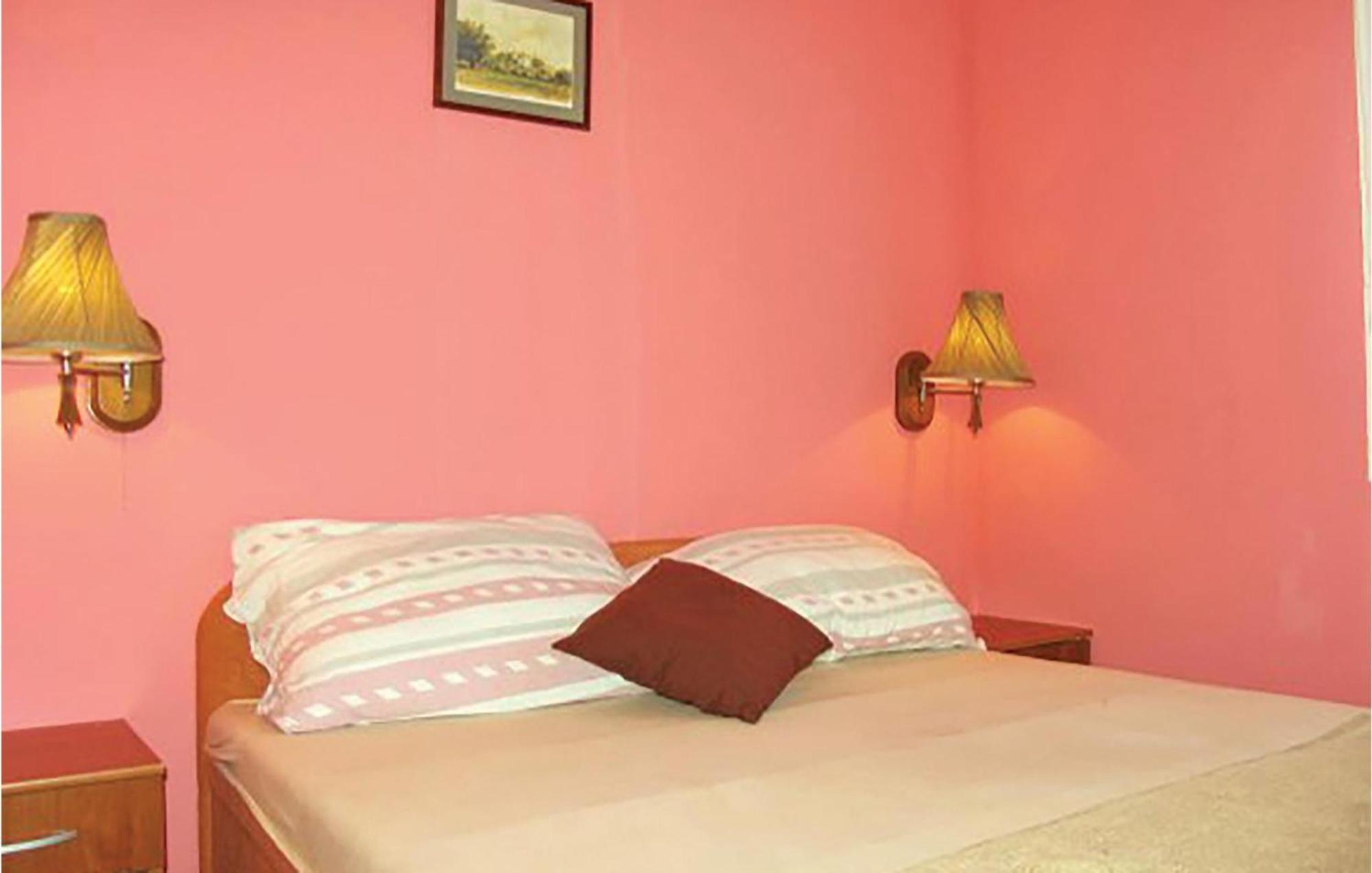 2 Bedroom Cozy Home In Bosiljevo Bagian luar foto