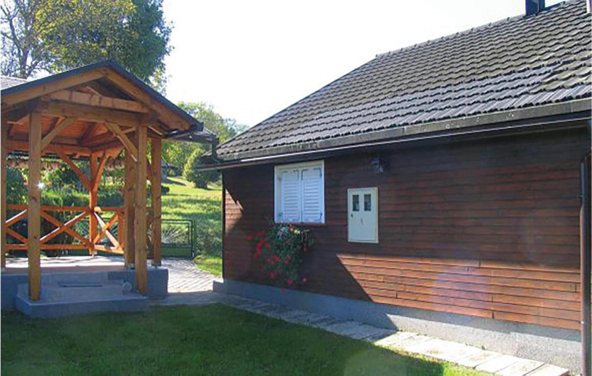 2 Bedroom Cozy Home In Bosiljevo Bagian luar foto